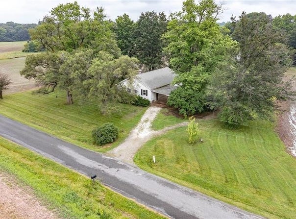 33974 Irish Lane, Brighton, IL 62012