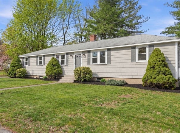 18-20 Genetti Cir, Bedford, MA 01730
