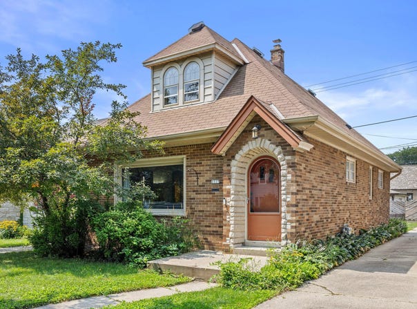 2337 S 81st St, West Allis, WI 53219