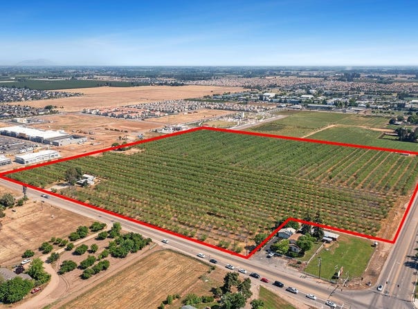 8175 Shaw Avenue E, Clovis, CA 93619
