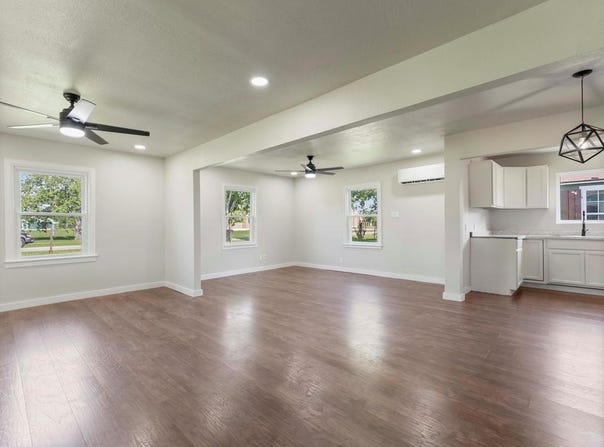 706 2nd St, Palacios, TX 77465