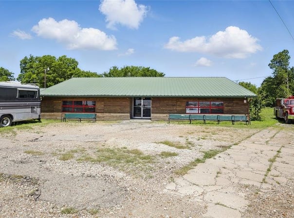 211 E Main Fish Diner Street, Pecan Gap, TX 75469