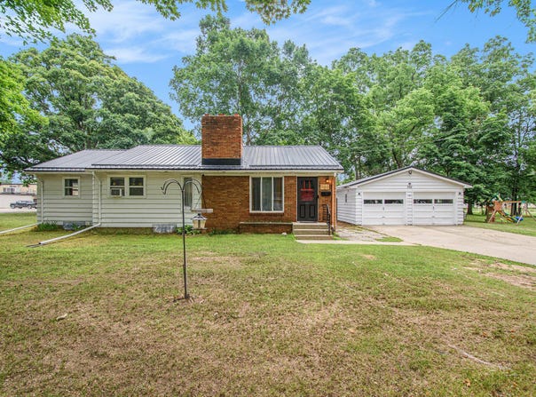 702 S Cedar Street, Greenville, MI 48838