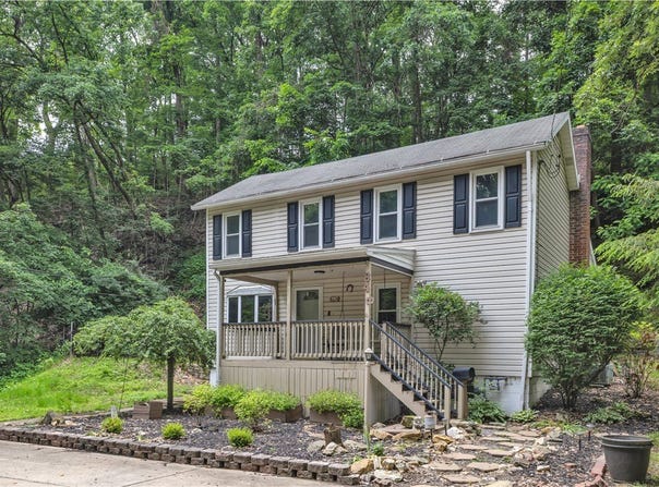 840 Robb Hollow Rd, Mt Lebanon, PA 15243