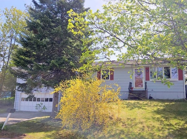 9 Meadow Lane, Lewiston, ME 04240