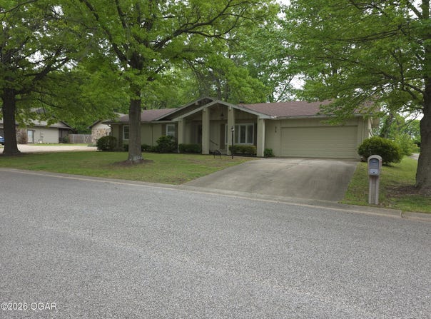 908 Gene Taylor Drive, Carthage, MO 64836
