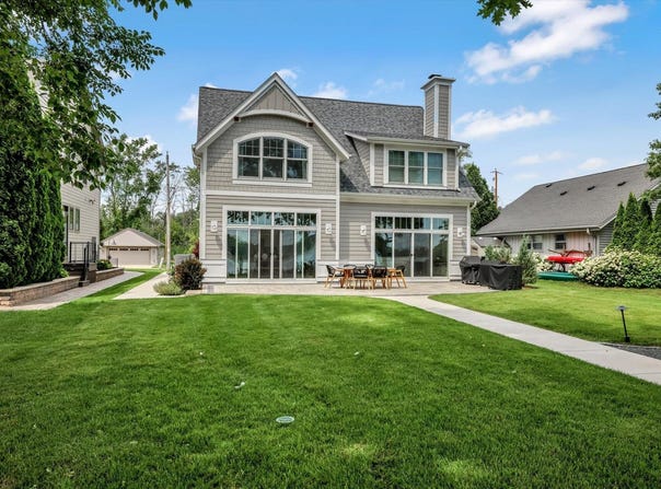 W322n7468 Reddelien Rd, Hartland, WI 53029