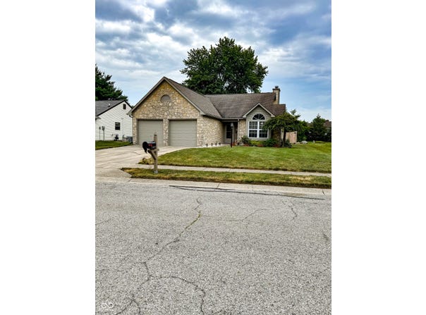 11437 Cherry Blossom Drive E, Fishers, IN 46038