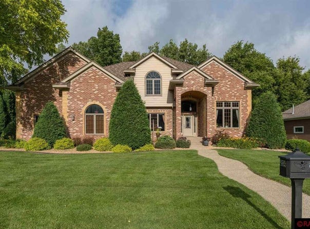204 Woodhill Court, Mankato, MN 56001