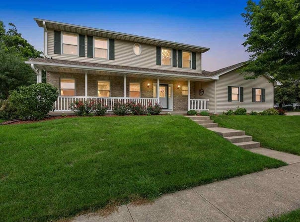 1303 Chamberlain Dr, IowaCity, IA 52240