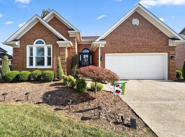 4912 Hunters Point Cir, Louisville, KY 40216