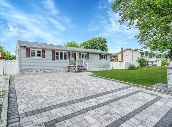 15 Liberty Avenue, Selden, NY 11784