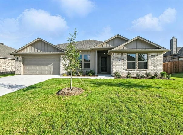 645 Mooney Drive, Saginaw, TX 76179