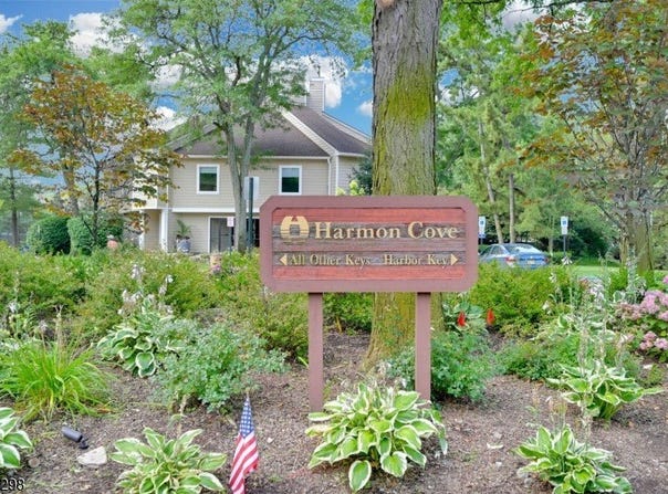 395 Whimbrel Ln, Secaucus Town, NJ 07094-2222