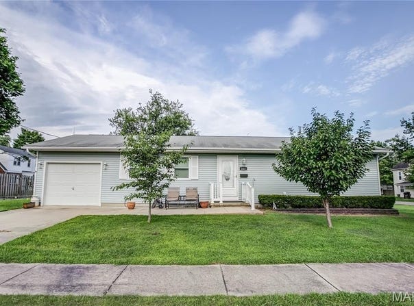 222 S Prairie Street, Greenville, IL 62246