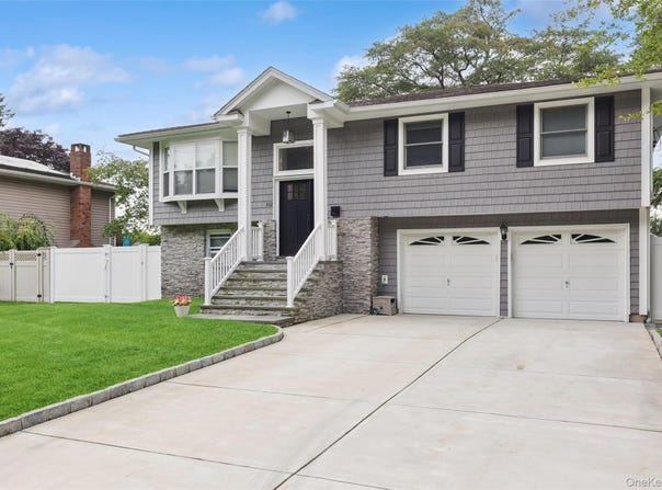 162 Stuyvesant Road, Oakdale, NY 11769