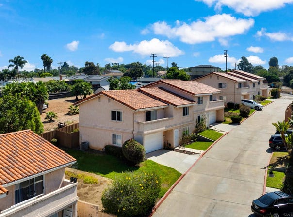 1414 Janis Lynn Ln, Vista, CA 92083