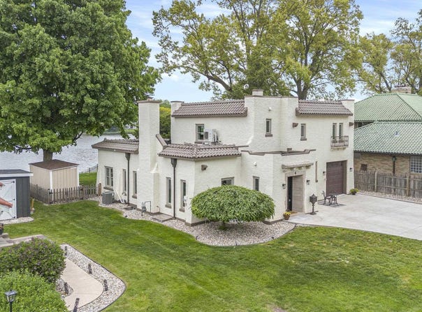 4 Edgewater Place, Elkhart, IN 46516-4664