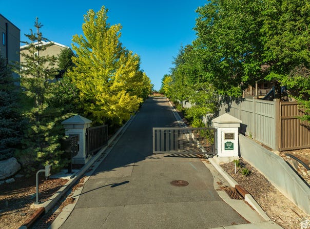 1922 E OLYMPUS GROVE S, Holladay, UT 84124