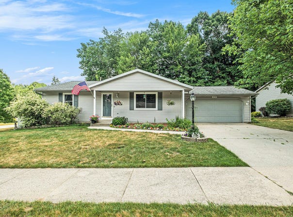 4153 Chasseral Drive NW, Comstock Park, MI 49321