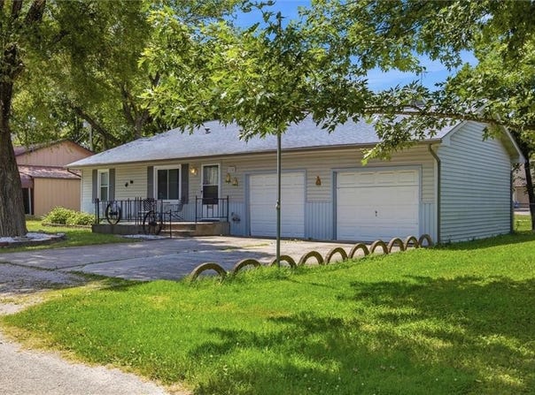 818 N Houston Street, Adrian, MO 64720