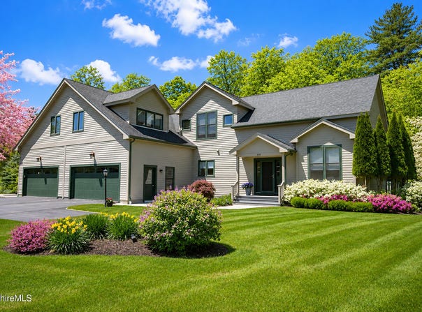 650 Mallard Ln, Lee, MA 01238
