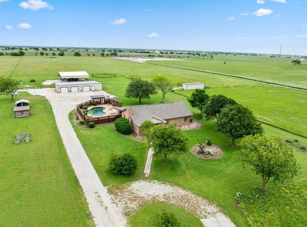 2752 S Branch Road, Krum, TX 76249