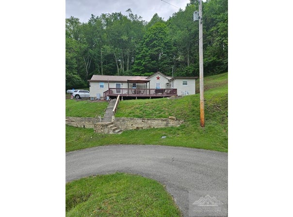 401 Goad Ave, MATOAKA, WV 24736