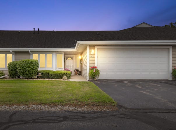 315 Hartford Sq, Hartford, WI 53027