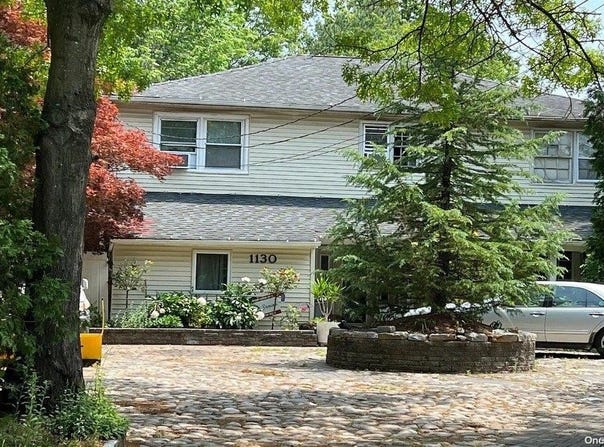 1130 Carlls Straight Path, Dix Hills, NY 11746