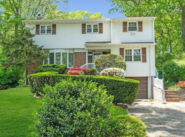 65 Robin Drive, Hauppauge, NY 11788