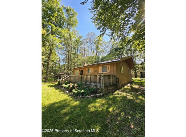 55 Lyman Lane, Gouldsboro, PA 18424