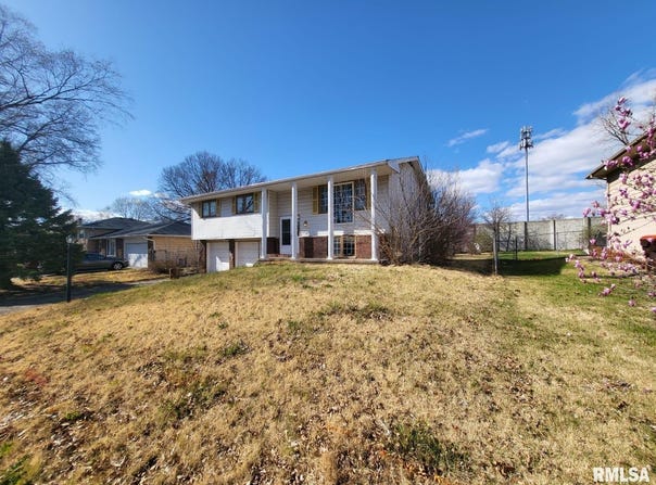 2827 W LARCHMONT Lane, Peoria, IL 61615