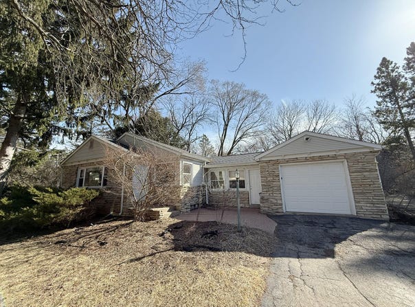 8424 N Fox Croft Ln, Fox Point, WI 53217