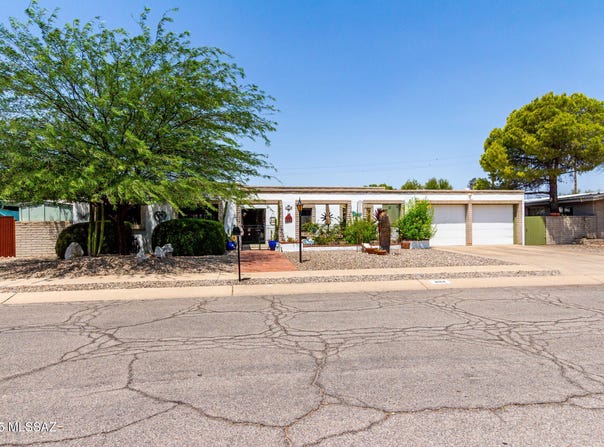 8914 E Maple Leaf Drive, Tucson, AZ 85710