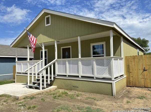 702 E 5th, Nixon, TX 78140
