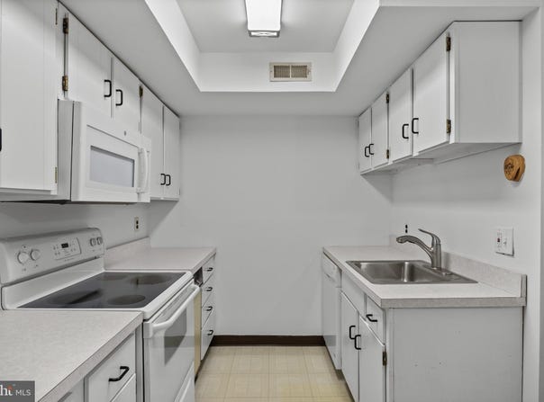 115 E KINGS HIGHWAY, MAPLE SHADE, NJ 08052