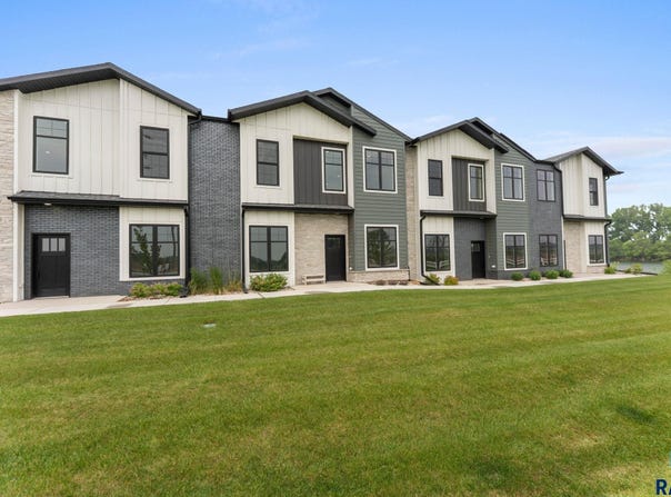 104 N Bryggen Pl, Sioux Falls, SD 57107