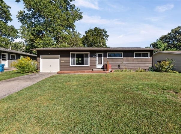 5718 W 75th Terrace, Prairie Village, KS 66208