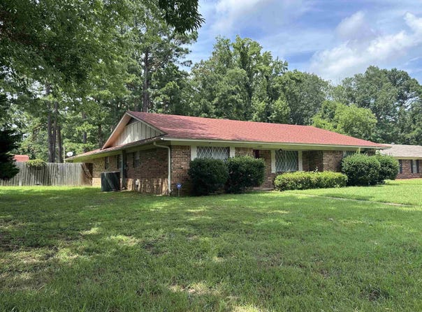 2005 Wellington Dr, Pine Bluff, AR 71603