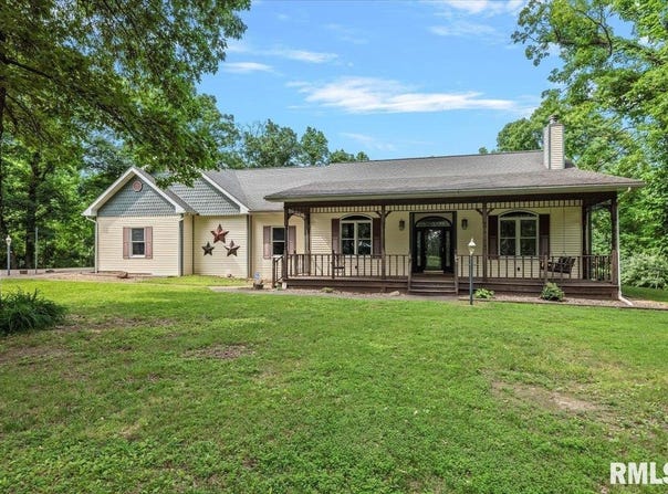 904 E Roodhouse Road, Roodhouse, IL 62082-4116