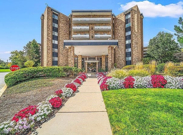 2202 Acacia Park Drive unit: 2420, Lyndhurst, OH 44124