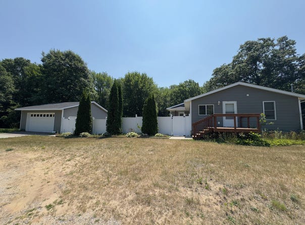 3855 E Sternberg Road, Fruitport, MI 49415