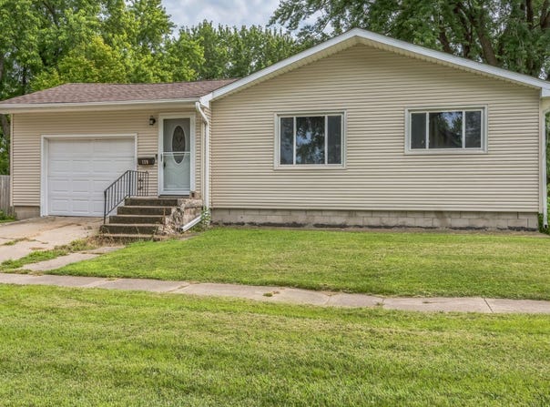 139 E Pleasant Street, Rockwell City, IA 50579