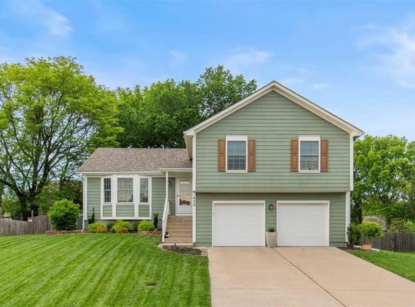 420 NE Victoria Circle, Lee's Summit, MO 64086