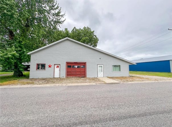 20 S Renville Street, Winthrop, MN 55396