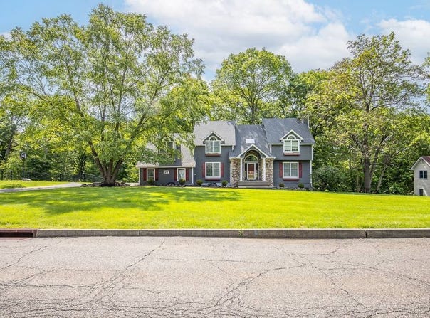 20 Hawk Nest Rd, Tomkins Cove, NY 10986