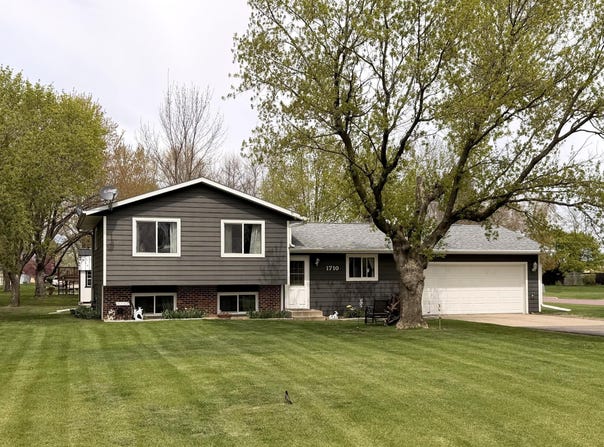 1710 River Road, Windom, MN 56101