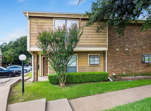2101 Park Willow Lane, Arlington, TX 76011