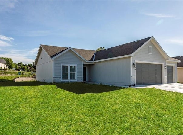 128 S 16th Terrace, Louisburg, KS 66053